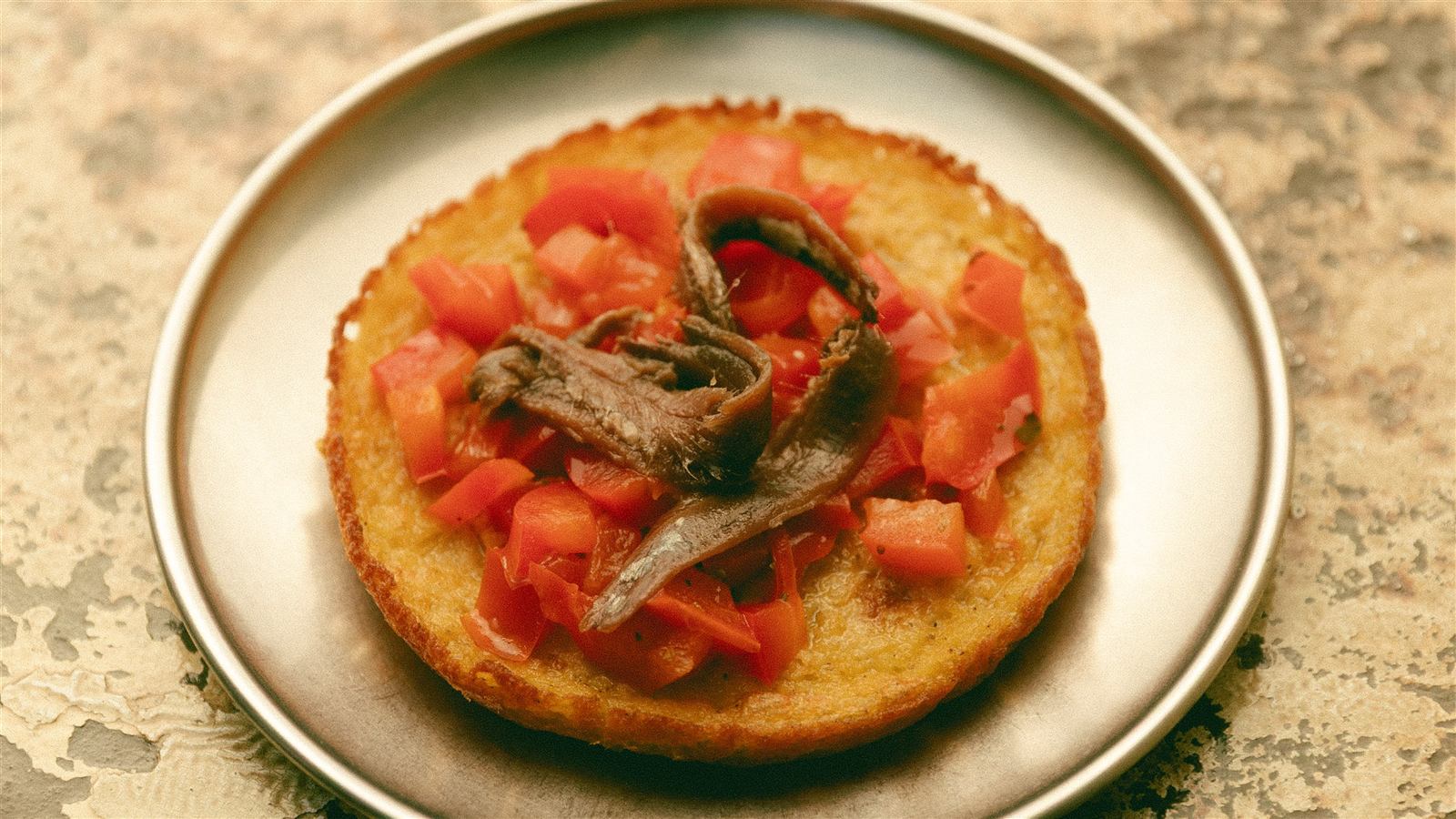 Focaccia con pomodoro e acciughe