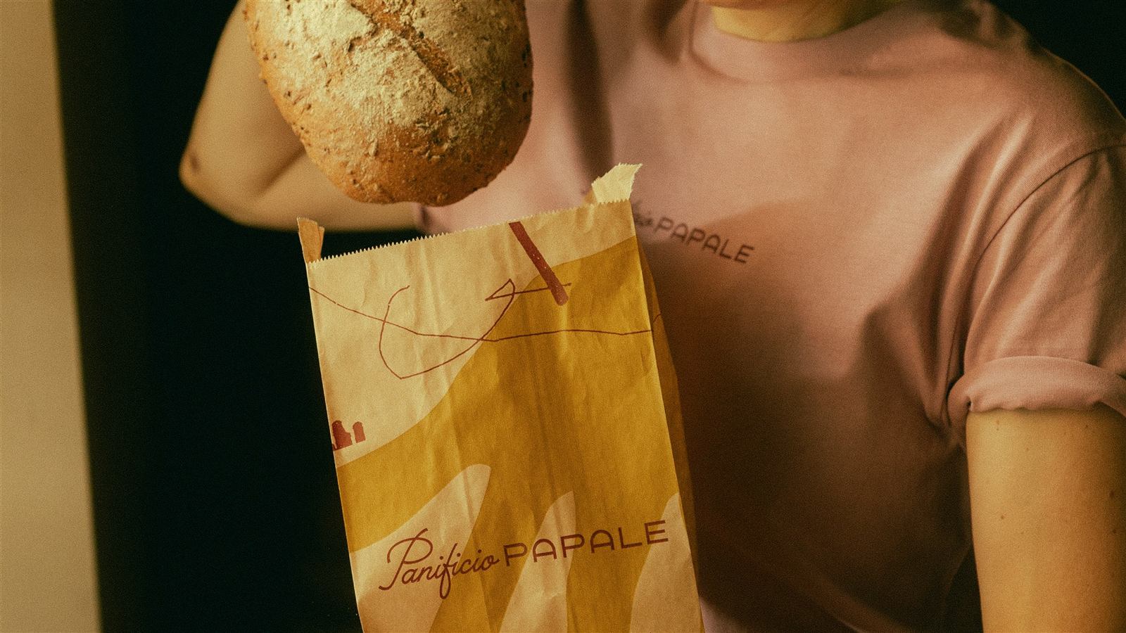 Pane artigianale nella busta del Panificio Papale